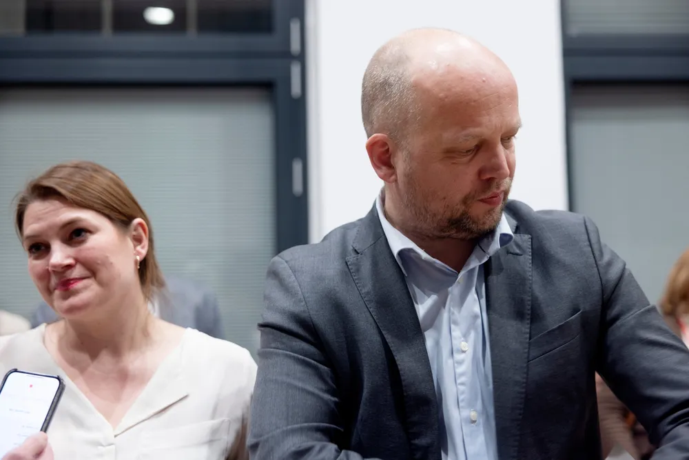 Trygve Slagsvold Vedum (Sp) ber næringsminister Cecilie Myrseth offentliggjøre detaljer om bonusutbetalinger i Statkraft.