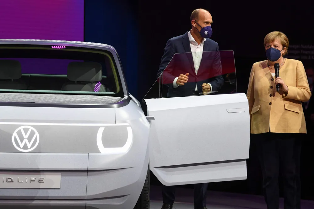 Forbundskansler Angela Merkel og Volkswagens markedsdirektør Ralf Brandstaetter under motormessen IAA i München tidligere i september.