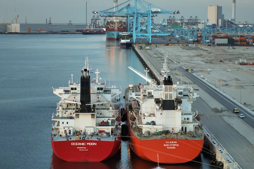 Ammonia being transferred between Oceanic Moon and Gas Utopia in the Port of Rotterdam