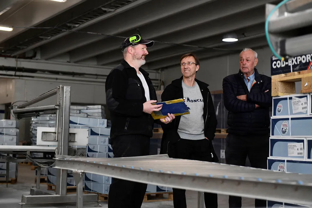 Eier Anders Pedersen (til høyre), daglig leder, Roy Reite og kvalitetssjef og formann Nils Nilsen i produksjonslokalet til Fjordlaks i Ålesund.