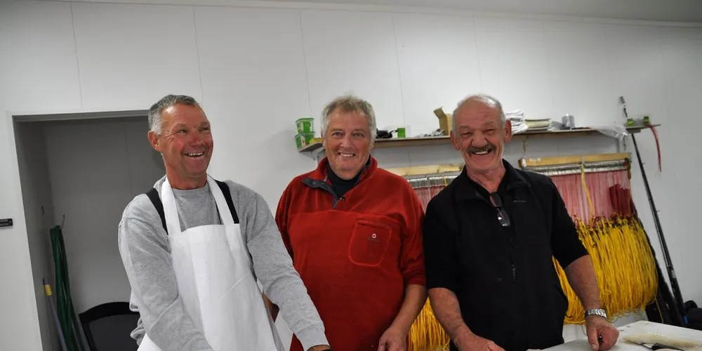 Hehk De Hey, Eddy Eerens og Guido Penders setter pris på god fisk og kommer til Nord-Norge utelukket for rekreasjon, ikke for å fylle fryserne hjemme. Nå må all fangst og alle turistfiskeanlegg registreres. Foto: Tommy Hansen