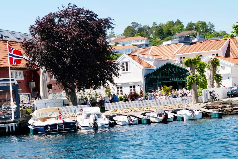 Det har kostet over 25 millioner kroner å totalrenovere bryggerestauranten Strandhaven i Lillesand. Nå har investoren Torstein Tvenge fått Trond Moi til å drive stedet.