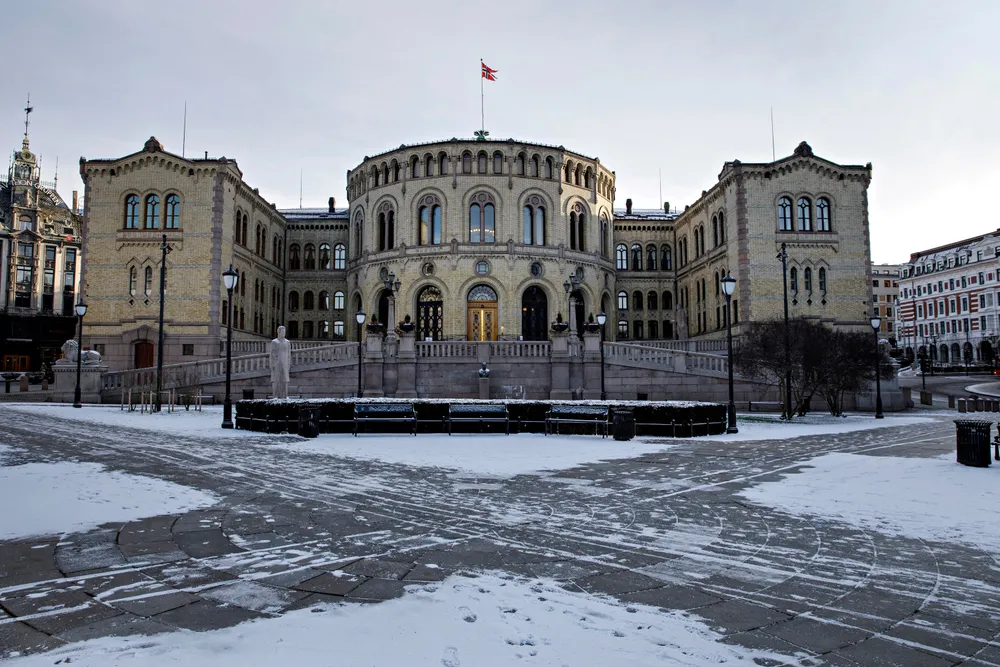 Offentlig debatt og diskusjon om hendelser som hacking av Stortingets datasystemer, styrker forsvaret, skriver artikkelforfatterne.
