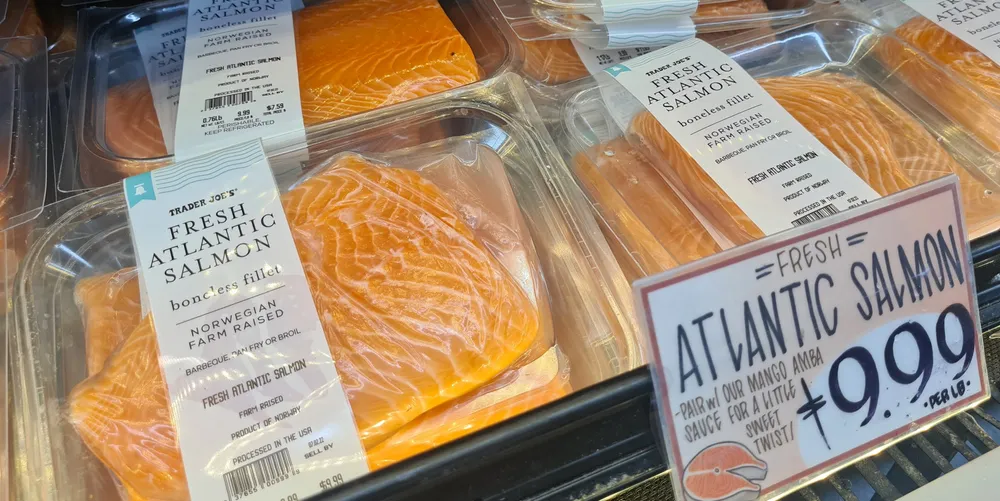 Dagligvarebutikken Trader Joe's i Brooklyn, New York kjørte i juli 2022 kampanje på fersk, norsk laks med mangosaus. Prisen? 9,99 dollar per pund, eller rundt 220 kroner kiloen.