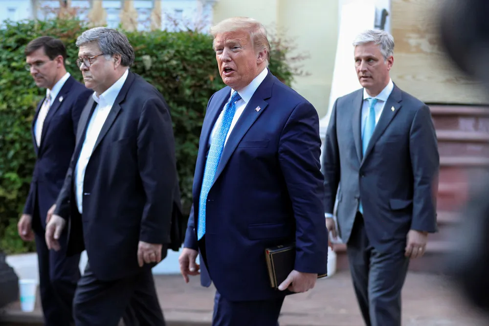 President Donald Trump med (fra venstre) forsvarsminister Mark Esper, justisminister Bill Barr og nasjonal sikkerhetsrådgiver Robert O'Brien på vei til å ta de omstridte bildene foran kirken St. John's Episcopal Church i Washington mandag.