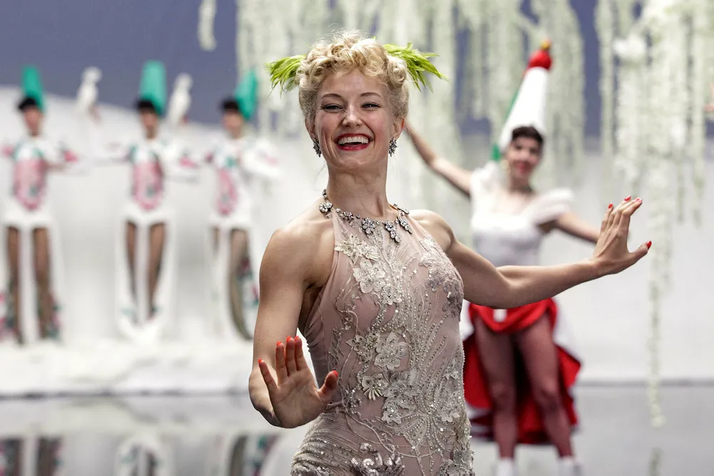 «Sonja» er blitt en flott utseende, men endimensjonal film om Norges aller største superstjerne. Ine Maria Willmann er veldig god som Sonja Henie, men har lite å spille på og mot.