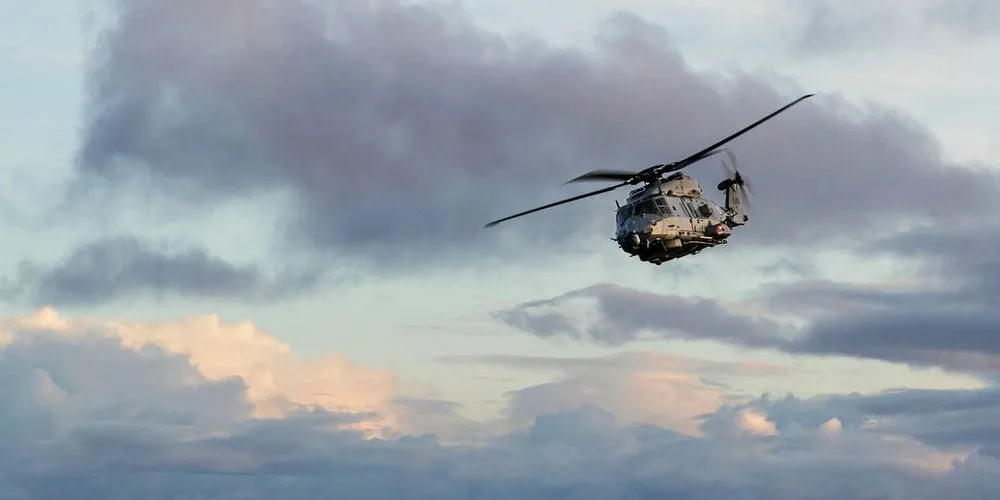 En fisker ble søndag funnet i sjøen etter et sjarkforlis ved Nord-Fugløya. Vedkommende ble hentet opp fra sjøen av et NH90-helikopter. Illustrasjonsfoto: Marius Vågenes Villanger / Forsvaret