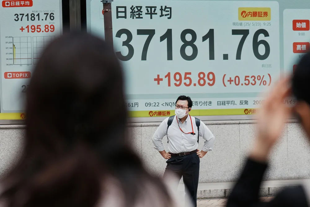Nikkei-indeksen ved Tokyo-børsen har stabilisert seg etter uroen utløst av USAs handelskrig. Den er vel fem prosent lavere enn ved nyttår. Det er en svak oppgang fredag..