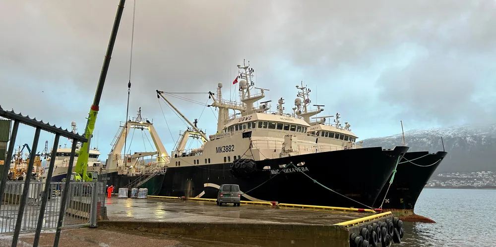 De russiske trålerne lå utenpå hverandre til kai i Breivika. Mandag var det seks russiske fiskefartøy i Tromsø.