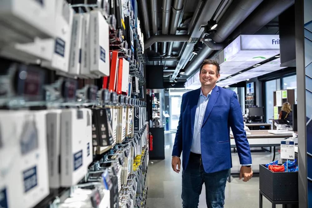 – Vi har brukt all vår tid på å unngå at det blir overfylte butikker. Vi tror at nettet vil ta unna det meste av salget i år, sier Elkjøp Norge-sjef Fredrik Tønnesen, her i kjedens mobilbutikk i Nydalen.
