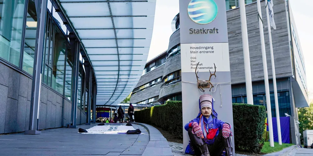 Fosen-aksjonist Mihkkal Hætta demonstrer utenfor Statkraft i forbindelse med at det er to år siden den norske Høyesterett slo fast at vindturbinene på Fosen strider med urfolks rettigheter og menneskerettighetene.