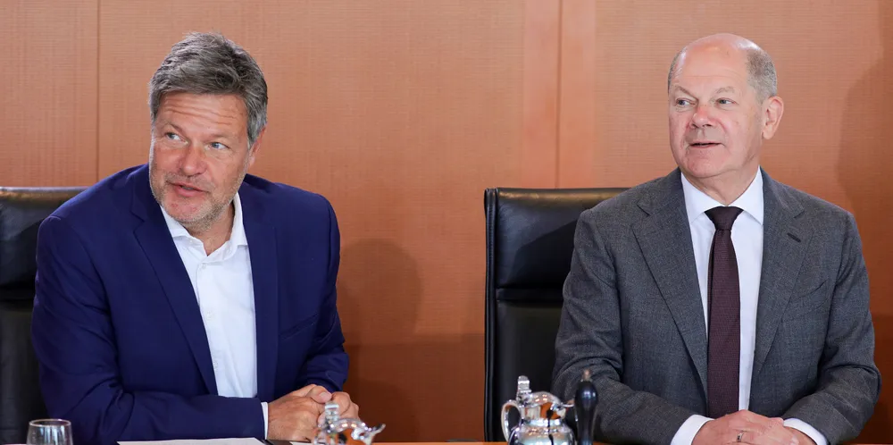 German economics and climate minister Robert Habeck (l) and Chancellor Olaf Scholz.