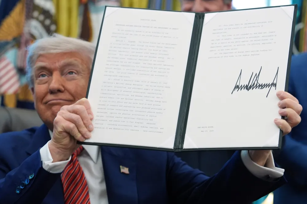 USAs president Donald Trump viser frem en presidentordre om kjernekraft som han signerte fredag.