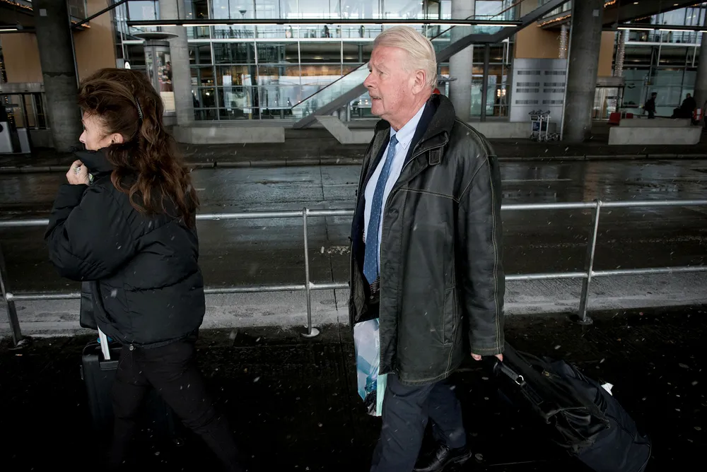Carl I. Hagen, her fotografert på Oslo Lufthavn Gardermoen etter et opphold på feriestedet sitt ved Alicante i Spania. Foto: Gorm K. Gaare