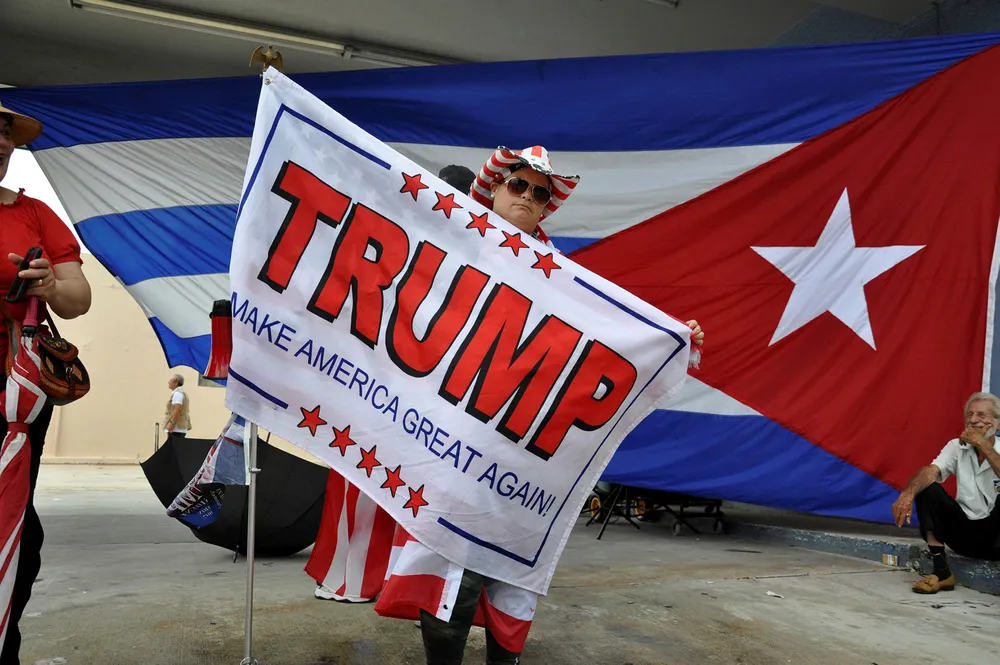 Tilhengere av president Donald Trump i Miami, USA. Trump vedtok fredag å gjeninnføre enkelte av restriksjonene overfor Cuba, som Barack Obama opphevet mens han satt som president. Foto: Jose Caruci/Afp Photo/NTB Scanpix