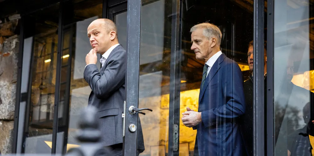 Finansminister Trygve Slagsvold Vedum (Sp) og statsminister Jonas Gahr Støre (Ap) på Blaafarveværket på Åmot da de fortalte om lakseskatten.