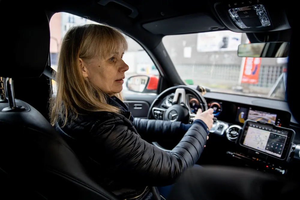 Anne Karlsen Hove, fylkesleder for Norges Taxiforbund avdeling Oslo, truer med søksmål dersom Oslo kommune holder fast på kravet om at alle drosjer i Oslo skal være utslippsfrie fra 1. november i år.