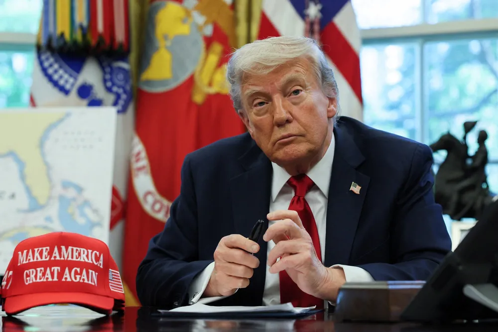 USAs president Donald Trump bak sitt skrivebord i Det ovale kontor.