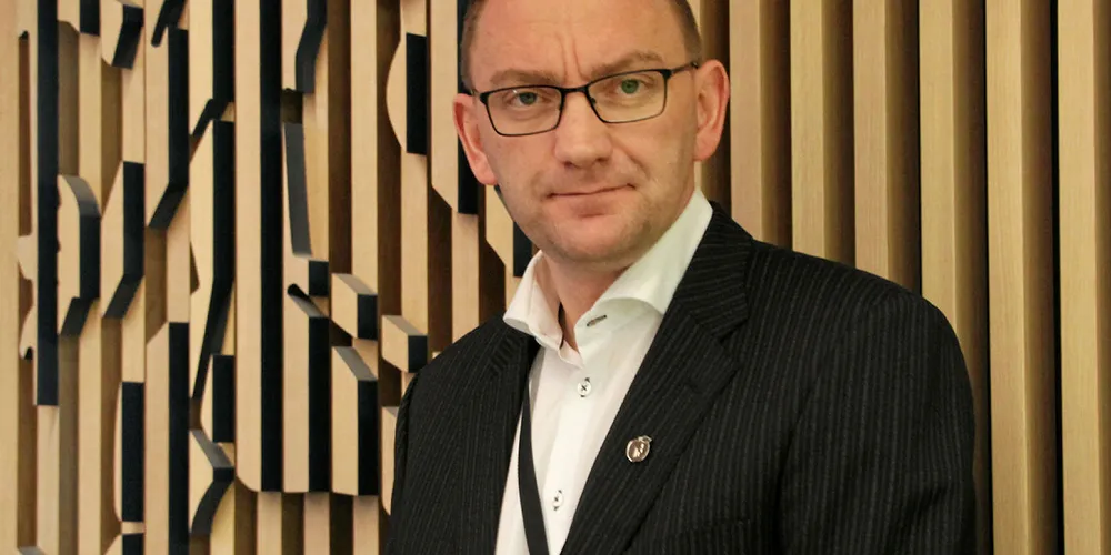 RO: Statssekretær Roy Angelvik (Frp) i Nærings- og fiskeridepartementet forsøker å skape ro rundt Norges Sjømatråd.
