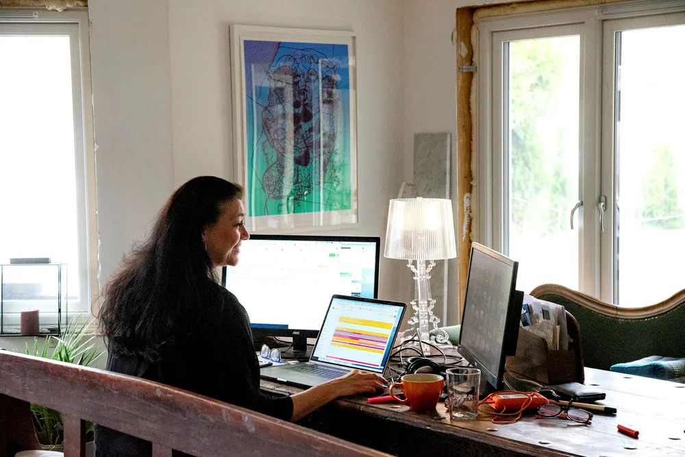 Noen ansatte blomstrer med hjemmekontor, andre føler seg ensomme og savner den uformelle og faglige kontakten med kolleger.