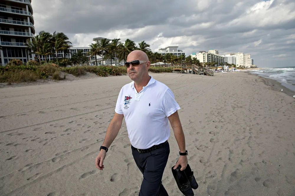 Tidligere luksusmegler Miguel Sørholt har slått seg ned på Gran Canaria. Der har han kjøpt sine egne leiligheter fra sitt norske selskap.