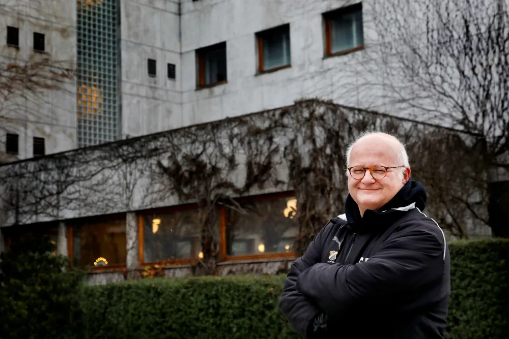Finn Bjelke havnet i strid med NRK etter og ha tatt med seg navnet «Popquiz» til Radio Vinyl. Journalister bør tenke seg om før de presenterer saker om store som «truer» små, skriver artikkelforfatteren.