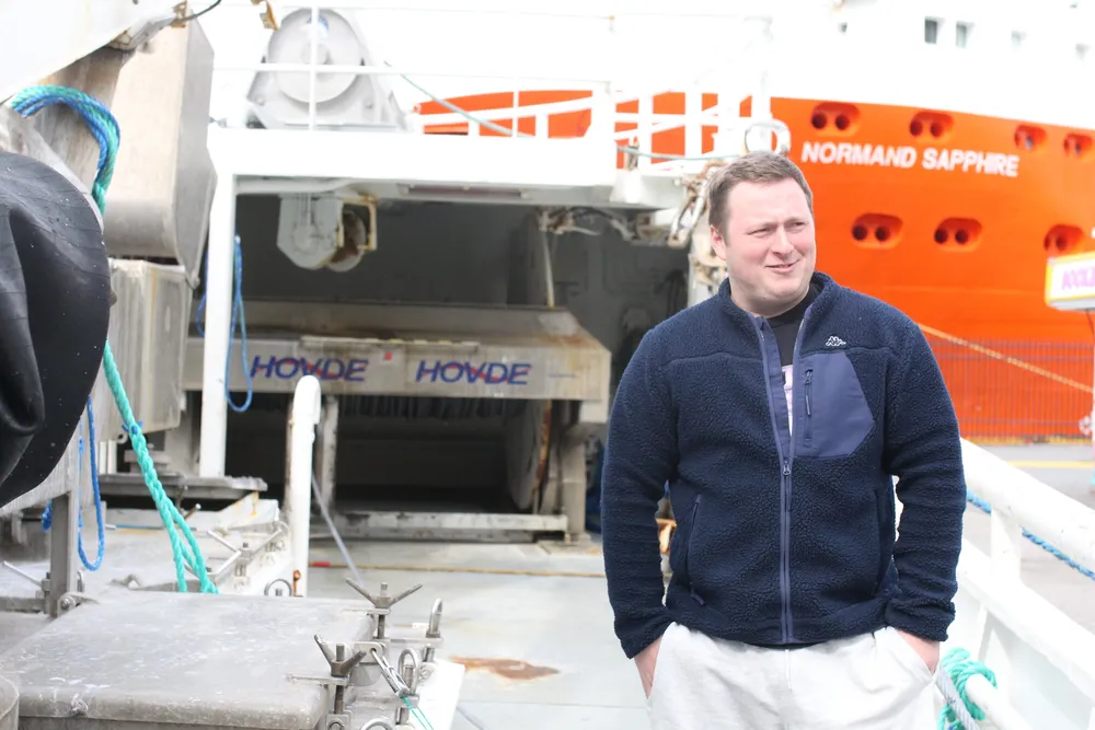 Styrmann Aksel Hind Andresen er inne i innspurten av sin fire ukers periode, og onsdag reiser han hjem igjen. Det er to skift på båten.