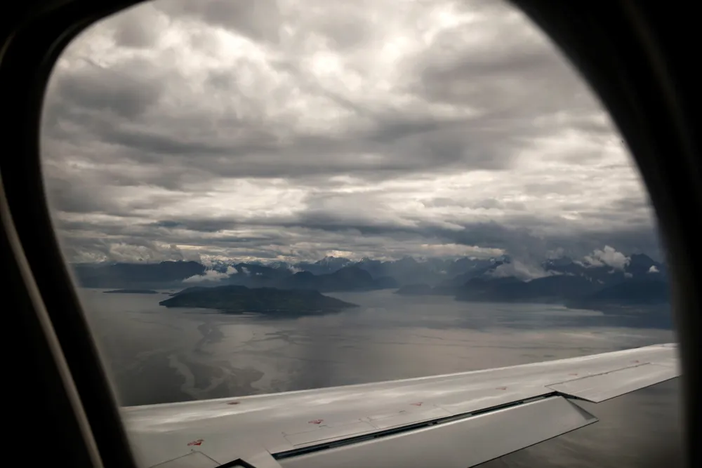 Jeg bor og arbeider i Oslo, mine foreldre bodde i Molde. Om jeg snart kom for å kjøpe klær til mor, spurte sykjemmet. Selvfølgelig fløy jeg, skriver Brit Solli. Innflyvningen til Molde.