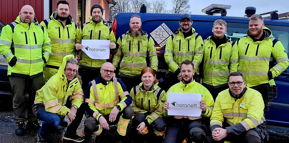 Andøy Energi er et av selskapene som er med i nye Noranett. Her viser de ansatte på Andøya frem det nye navnet.