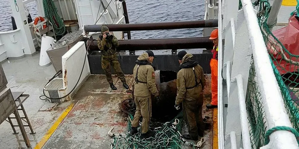 Personell frå forsvaret uskadeleggjorde mina om bord på «Kristine Bonnevie». Sidan vart mina senka i fjorden.Foto: Kjell Ove Sandøy/Havforskingsinstituttet
