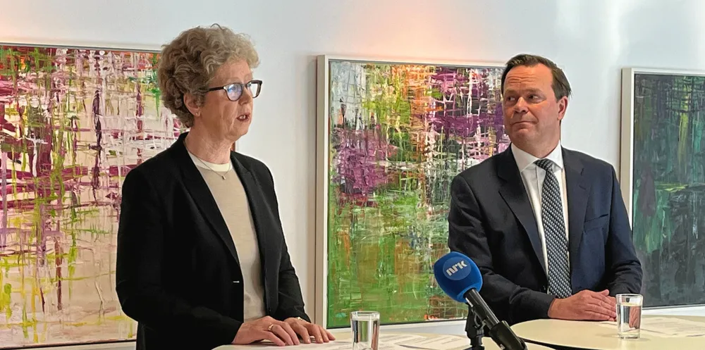 Avtroppende konsernsjef i Hydro Hilde Merete Aasheim og påtroppende sjef Eivind Kallevik.