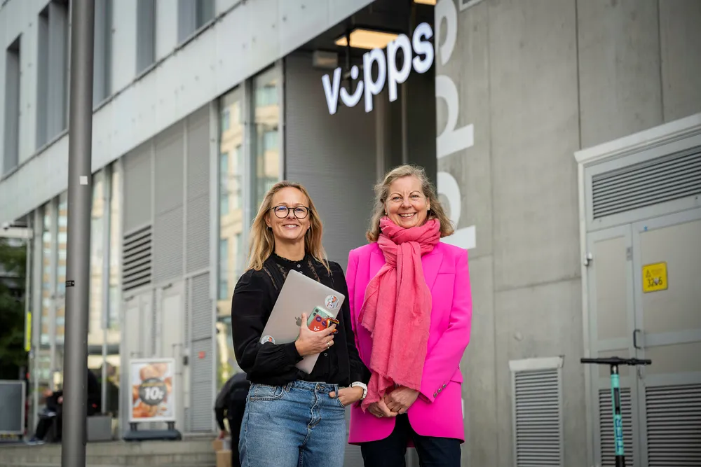 Vipps er i en posisjon hvor ny funksjonalitet potensielt spiser opp kontaktflatene eierbankene har mot sine kunder, skriver Leonard Kongshavn og Marius Hauken i innlegget. Vipps-lederne Elisabeth Haug og Berit Svendsen fortalte om selskapets mobilsatsing i DN 20. oktober.