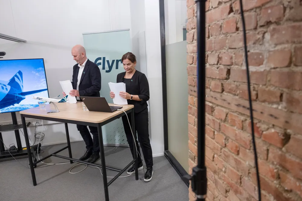 Nå er det klappet og klart for friske penger til Flyr, i hvert fall første av fire steg. Her er Flyr-sjef Tonje Wikstrøm Frislid (fra høyre) og finansdirektør Brede Huser ved fremleggelse av tall for noen uker siden.