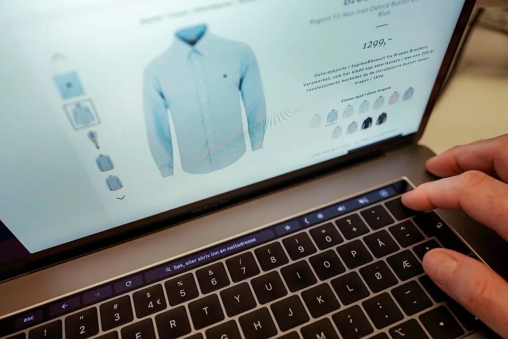 Min favorittprodusent, Apple, vet det meste om meg og andre fans. Alt vi fans vil ha ekstra – pro-modellen av den nyeste telefonen, raskest mulig prosessor. Og at jeg har en svakhet for lyseblå button-down-skjorter, skriver Victor D. Norman i kronikken.