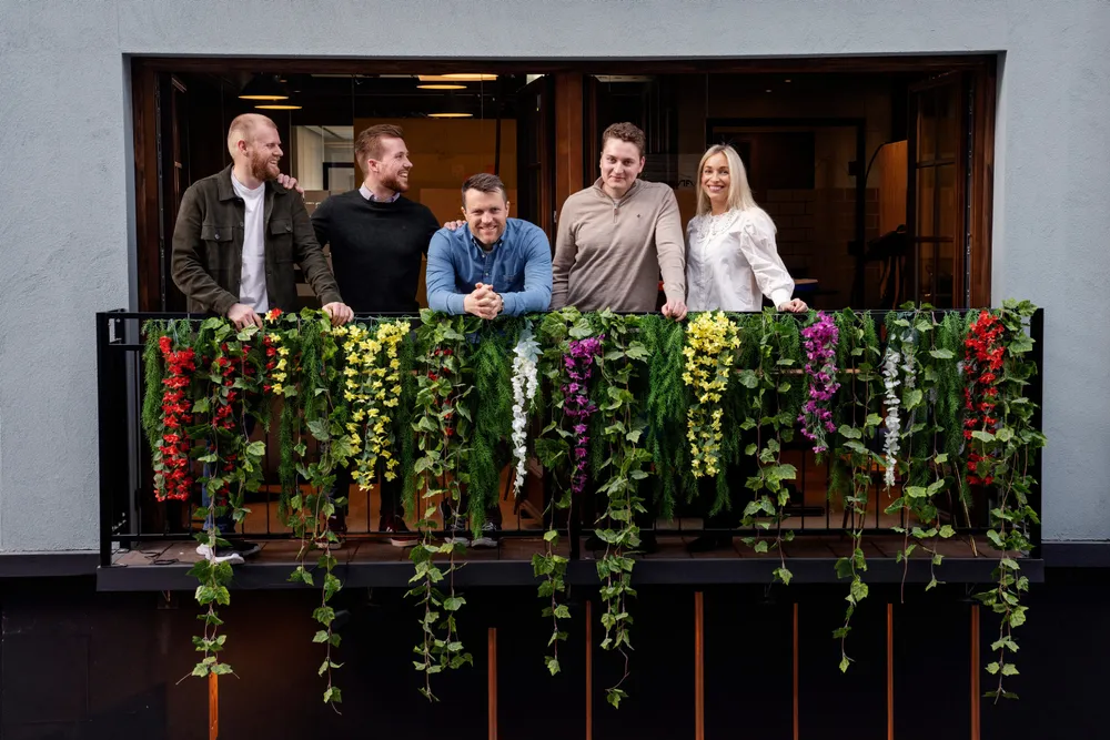 Denne gjengen har satt mål av seg å selge elbillaldere for over en milliard kroner i året. Fra venstre Fredrik Ravndal Lima, Henrik Gjeruldsen, Ole Martin Dahl, Eirik Jørgensen og Sandra Vivi Andersen i det nystartede selskapet Amina.