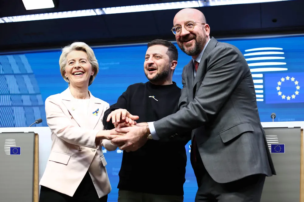 – Vi er i familie og i familier støtter vi hverandre sa Europakommisjonens president Ursula von der Leyen da Volodymyr Zelenskyj (midten) kom til Brussel torsdag. Her sammen med presidenten i Det europeiske rådet, Charles Michel.