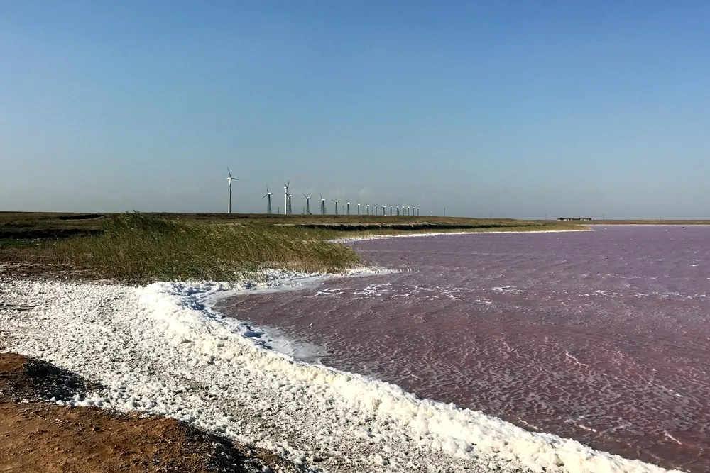 Emergy har store problemer med sin første vindpark ved Syvash-sjøen i Ukraina, (bildet). Nå legges ambisjonen om utbygging av Europas største vindpark på is.