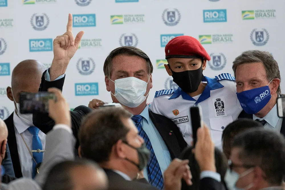 Brasils president Jair Bolsonaro har blitt presset til å bruke maske. Her fra åpningen av en militærskole i Rio de Janeiro rett før helgen.