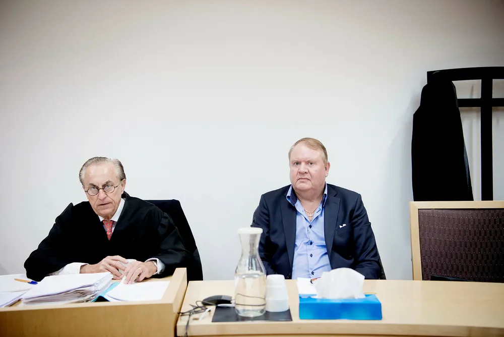 Øyvind Hornnæss (til høyre) føler seg fryktelig sliten etter flere år med høyt press, men slo likevel godt fra seg da han møtte i Oslo tingrett. Ved sin side har han advokat Tor Hilmar Eggesvik, som har ført pengekrangelen mot Mads Danielsen i retten. Foto: Mikaela Berg