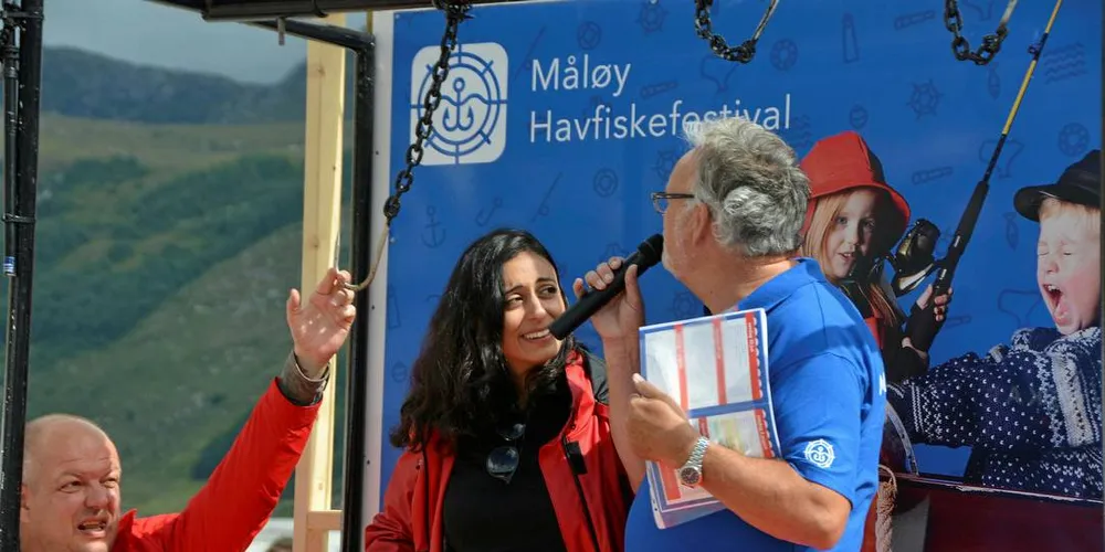 VALGKAMP: Måløy fikk nesten Hadia Tajik på kroken da hun gjestet byen onsdag i forbindelse med valgkampen samtidig som Måløy Havfiskefestival pågår.Foto: Einar Lindbæk