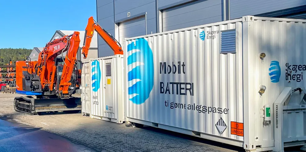 Batterier kan levere mer effekt enn mange tror. Skagerak Energis batteri leverte nylig 340 kW til en elektrisk gravemaskin.