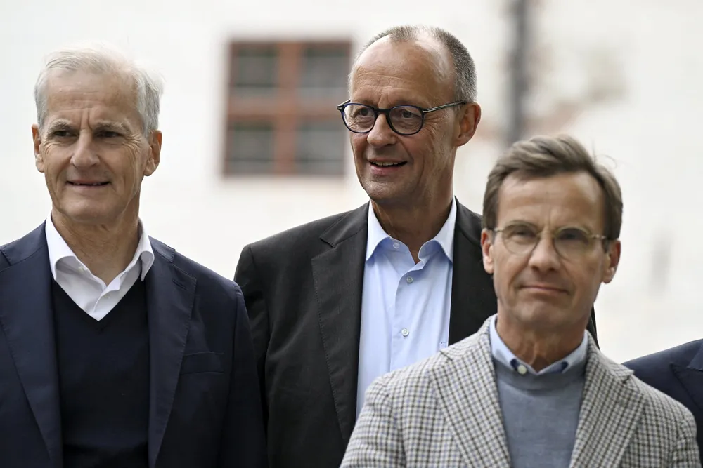 Tysklands kansler Friedrich Merz (i midten) dro til Finland for å treffe Jonas Gahr Støre og Ulf Kristersson.