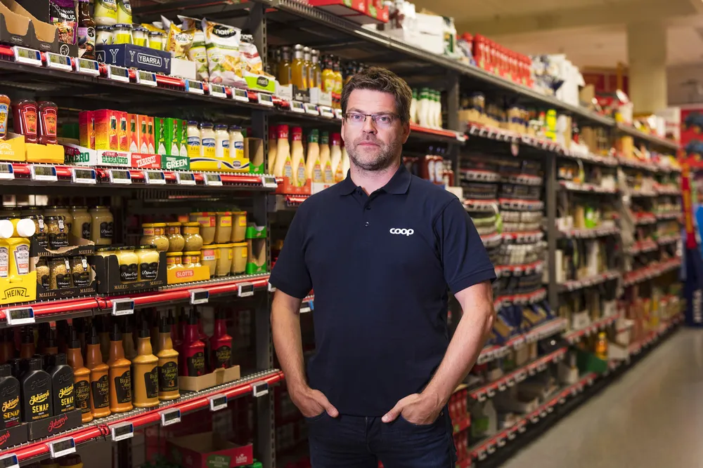 Kommunikasjonssjef Harald Kristiansen i Coop sier gebyrene selskapets bedriftskortkunder betaler for to månedlige fakturaer går til å dekke kostnadene ved tjenesten.