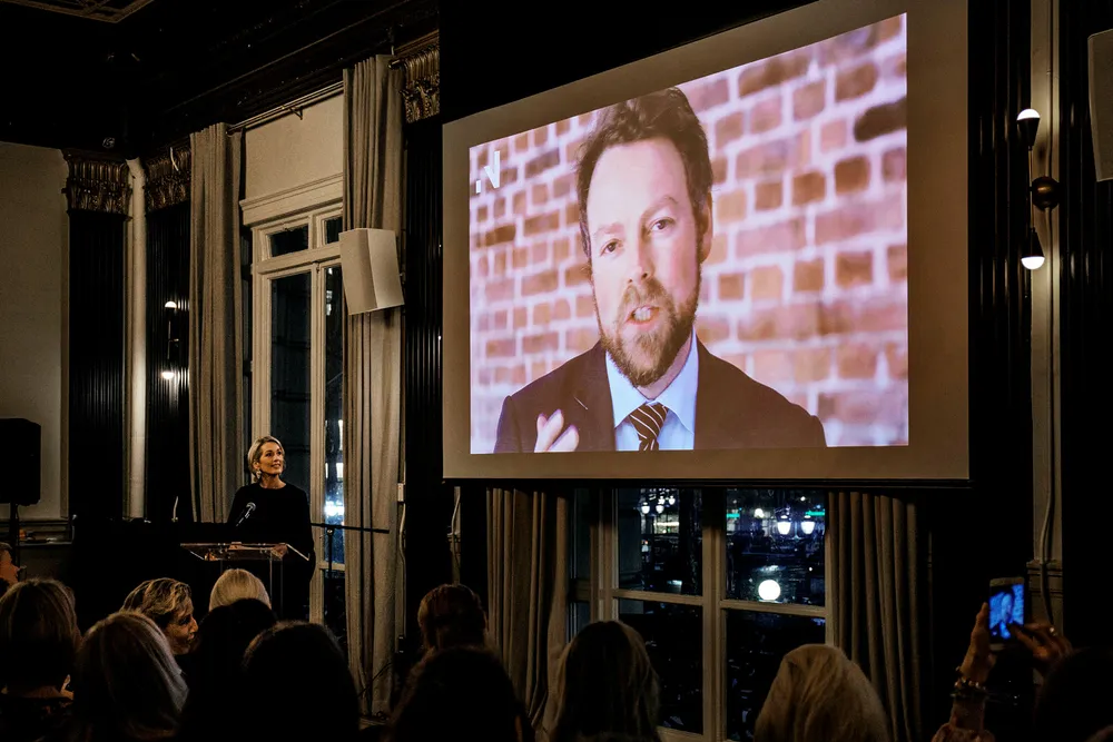 Det er strid rundt samtalen mellom næringsminister Torbjørn Røe Isaksen og tidligere styreleder i Innovasjon Norge, Per Otto Dyb. Temaet var ansettelsesforholdet til Anita Krohn Traaseth. Her viser Traaseth en hilsen fra Isaksen da hun kåret årets kvinnelige gründer på Manhattan i mars. Foto: Johannes Worsoe Berg