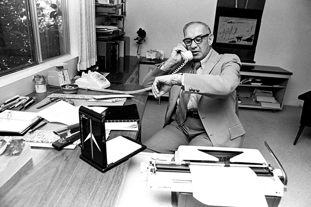 Ledelsesguru Peder Drücker, her på kontoret sitt i Claremont i California i 1975, spredte ideen om at enhver organisasjon trenger klare, enkle, og samlende mål, skriver Tom Karp.