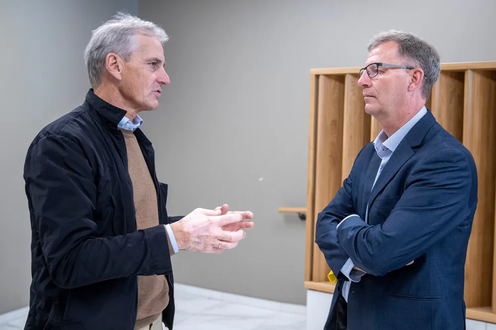 Partileder Jonas Gahr Støre (Ap) (til venstre) og byråd i Oslo Robert Steen (Ap) ser ut til å mene at digitaliseringspolitikken først og fremst handler om å holde Amazon, Google og Facebook og andre private bedrifter ute av Norge.