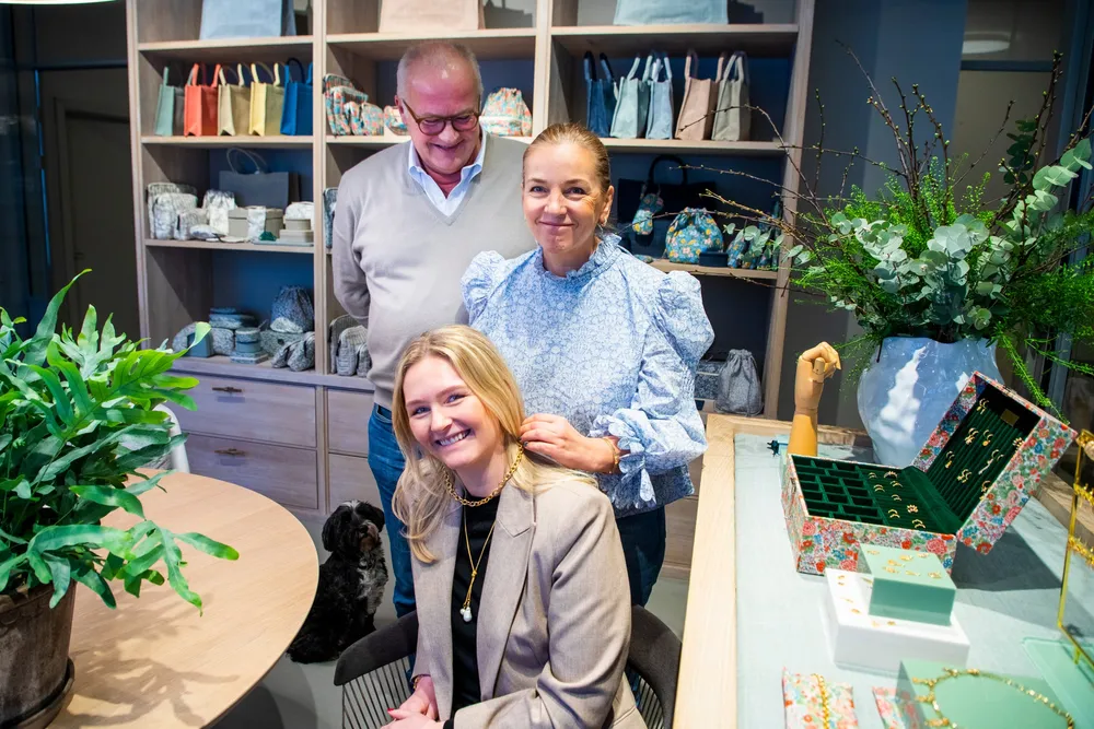 Gründerne Lars Åge Grønseth og Vibeke Helene Knudsen Grønseth har hatt stor suksess med sitt selskap Bon Dep. Her med datteren Marikken Emilia Grønseth som har designet smykker for selskapet.