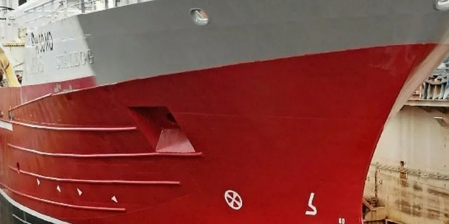 Ny oppdrettsbåt utviklet av Sea Technology, «Nystrøm» med ny baug og vinger fra Wavefoil.