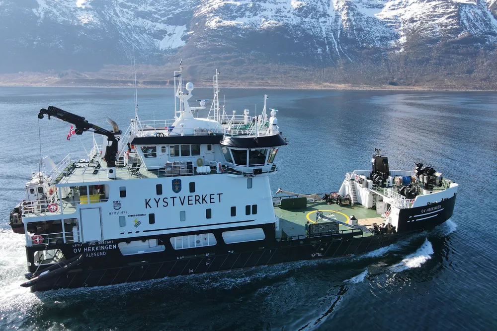 OV Hekkingen er ute på viktig oppdrag med å fikse og erstatte viktige sjømerker uten for Trøndelag-kysten.