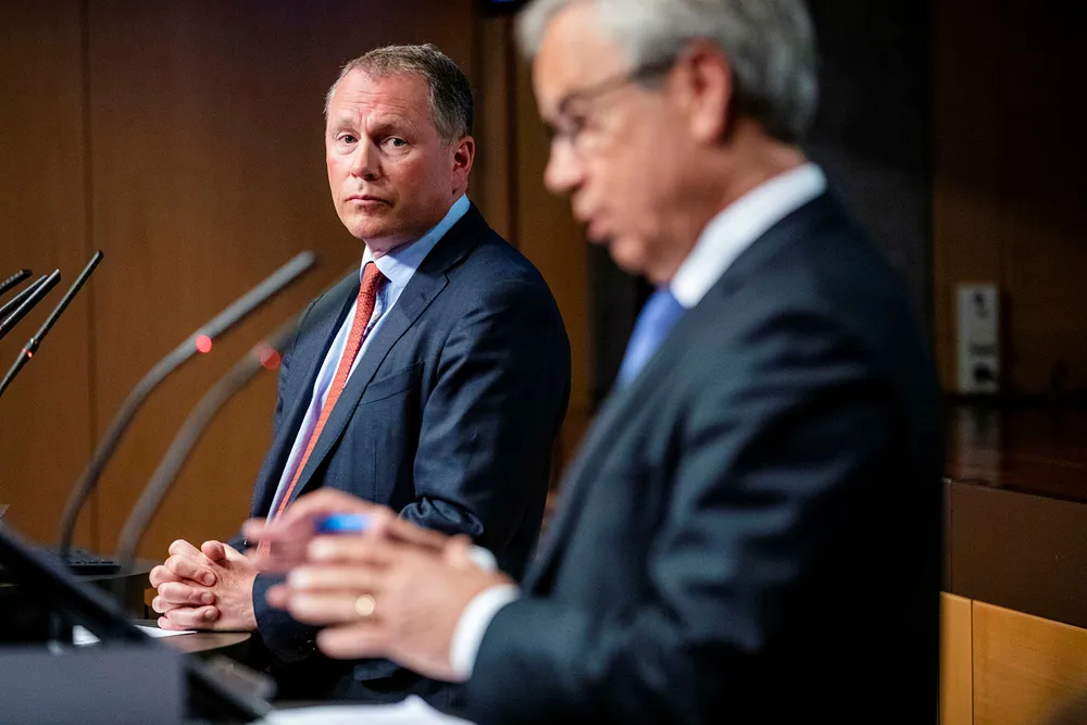 Nicolai Tangen (til venstre) og sentralbanksjef Øystein Olsen kan bli presset til å gjøre om på Tangens arbeidsavtale.